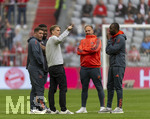19.04.2026, Fussball Bundesliga 2025/2026, 30.Spieltag, FC Bayern München - VfB Stuttgart, in der Allianz-Arena München, Vor dem Spiel auf dem Platz, v.li: Rodyse Munienge, Sportdirektor Christoph Freund (Bayern München), Co-Trainer Aaron Danks (Bayern München), Co-Trainer FLORIBERT NGALULA