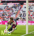 19.04.2026, Fussball Bundesliga 2025/2026, 30.Spieltag, FC Bayern München - VfB Stuttgart, in der Allianz-Arena München, Torwart Jonas Urbig (FC Bayern München) hechtet beim Aufwärmen.