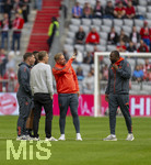 19.04.2026, Fussball Bundesliga 2025/2026, 30.Spieltag, FC Bayern München - VfB Stuttgart, in der Allianz-Arena München, Vor dem Spiel auf dem Platz, v.li: Rodyse Munienge, Sportdirektor Christoph Freund (Bayern München), Co-Trainer Aaron Danks (Bayern München), Co-Trainer FLORIBERT NGALULA