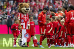 19.04.2026, Fussball Bundesliga 2025/2026, 30.Spieltag, FC Bayern München - VfB Stuttgart, in der Allianz-Arena München, Einlaufen der Mannschaften, Luis Diaz (FC Bayern München), Maskottchen Berni.