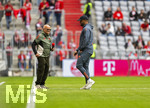 19.04.2026, Fussball Bundesliga 2025/2026, 30.Spieltag, FC Bayern München - VfB Stuttgart, in der Allianz-Arena München, li: Stadionsprecher Stephan Lehmann und Trainer Vincent Kompany (FC Bayern München) vor dem Spiel.