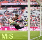 19.04.2026, Fussball Bundesliga 2025/2026, 30.Spieltag, FC Bayern München - VfB Stuttgart, in der Allianz-Arena München, Torwart Jonas Urbig (FC Bayern München) hechtet beim Aufwärmen.