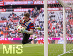 19.04.2026, Fussball Bundesliga 2025/2026, 30.Spieltag, FC Bayern München - VfB Stuttgart, in der Allianz-Arena München, Torwart Jonas Urbig (FC Bayern München) hechtet beim Aufwärmen.