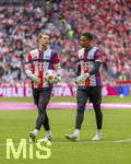 19.04.2026, Fussball Bundesliga 2025/2026, 30.Spieltag, FC Bayern München - VfB Stuttgart, in der Allianz-Arena München, v.li: Torwart Manuel Neuer (FC Bayern München) und Torwart Leonard Prescott (FC Bayern München) beim Aufwärmen.  
