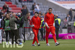 19.04.2026, Fussball Bundesliga 2025/2026, 30.Spieltag, FC Bayern München - VfB Stuttgart, in der Allianz-Arena München, Vor dem Spiel auf dem Platz, Jamal Deniz Ofli (FC Bayern München), Torwart Leonard Prescott (FC Bayern München)  mit Kopfhörer.