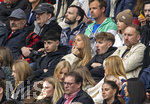 19.04.2026, Fussball Bundesliga 2025/2026, 30.Spieltag, FC Bayern München - VfB Stuttgart, in der Allianz-Arena München, Lennart Karl (re, FC Bayern München) auf der Tribüne mit Freundin Zoe Käppele (li)