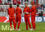 19.04.2026, Fussball Bundesliga 2025/2026, 30.Spieltag, FC Bayern München - VfB Stuttgart, in der Allianz-Arena München, Vor dem Spiel auf dem Platz, v.li: Alphonso Davies (FC Bayern München), Joshua Kimmich (FC Bayern München), Jamal Musiala (Bayern München), Aleksandar Pavlovic (Bayern München)   