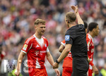 19.04.2026, Fussball Bundesliga 2025/2026, 30.Spieltag, FC Bayern München - VfB Stuttgart, in der Allianz-Arena München, Schiedsrichter Sören Storks (re) in Diskussion mit Joshua Kimmich (FC Bayern München) 