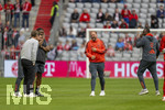 19.04.2026, Fussball Bundesliga 2025/2026, 30.Spieltag, FC Bayern München - VfB Stuttgart, in der Allianz-Arena München, Vor dem Spiel auf dem Platz, v.li: Rodyse Munienge, Sportdirektor Christoph Freund (Bayern München), Co-Trainer Aaron Danks (Bayern München), Co-Trainer FLORIBERT NGALULA