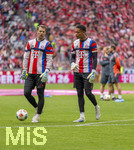 19.04.2026, Fussball Bundesliga 2025/2026, 30.Spieltag, FC Bayern München - VfB Stuttgart, in der Allianz-Arena München, v.li: Torwart Manuel Neuer (FC Bayern München) und Torwart Leonard Prescott (FC Bayern München) beim Aufwärmen.  