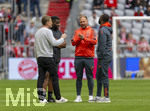 19.04.2026, Fussball Bundesliga 2025/2026, 30.Spieltag, FC Bayern München - VfB Stuttgart, in der Allianz-Arena München, Vor dem Spiel auf dem Platz, v.li: Rodyse Munienge, Sportdirektor Christoph Freund (Bayern München), Co-Trainer Aaron Danks (Bayern München), Co-Trainer FLORIBERT NGALULA