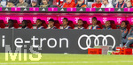 19.04.2026, Fussball Bundesliga 2025/2026, 30.Spieltag, FC Bayern München - VfB Stuttgart, in der Allianz-Arena München, Hochdekorierte Ersatzbank der Bayern, v.li: Bara Sapoko Ndiaye (Bayern München), Dayot Upamecano (FC Bayern München), Jonathan Tah (FC Bayern München), Aleksandar Pavlovic (Bayern München) , Harry Kane (FC Bayern München), Konrad Laimer (FC Bayern München), Torwart Manuel Neuer (FC Bayern München), 