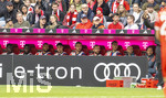 19.04.2026, Fussball Bundesliga 2025/2026, 30.Spieltag, FC Bayern München - VfB Stuttgart, in der Allianz-Arena München, Hochdekorierte Ersatzbank der Bayern, v.li: Bara Sapoko Ndiaye (Bayern München), Dayot Upamecano (FC Bayern München), Jonathan Tah (FC Bayern München), Aleksandar Pavlovic (Bayern München) , Harry Kane (FC Bayern München), Konrad Laimer (FC Bayern München), Torwart Manuel Neuer (FC Bayern München), 