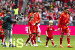 19.04.2026, Fussball Bundesliga 2025/2026, 30.Spieltag, FC Bayern München - VfB Stuttgart, in der Allianz-Arena München, Einlaufen der Mannschaften, Nicolas Jackson (FC Bayern München) Jamal Musiala (Bayern München) 