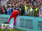 19.04.2026, Fussball Bundesliga 2025/2026, 30.Spieltag, FC Bayern München - VfB Stuttgart, in der Allianz-Arena München, Alphonso Davies (FC Bayern München) fällt in die Werbebande