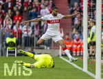 19.04.2026, Fussball Bundesliga 2025/2026, 30.Spieltag, FC Bayern München - VfB Stuttgart, in der Allianz-Arena München, Josha Vagnoman (Stuttgart) springt über Torwart Alexander Nübel (Stuttgart) 