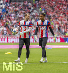 19.04.2026, Fussball Bundesliga 2025/2026, 30.Spieltag, FC Bayern München - VfB Stuttgart, in der Allianz-Arena München, v.li: Torwart Manuel Neuer (FC Bayern München) und Torwart Leonard Prescott (FC Bayern München) beim Aufwärmen. 