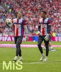 19.04.2026, Fussball Bundesliga 2025/2026, 30.Spieltag, FC Bayern München - VfB Stuttgart, in der Allianz-Arena München, v.li: Torwart Manuel Neuer (FC Bayern München) und Torwart Leonard Prescott (FC Bayern München) beim Aufwärmen. 