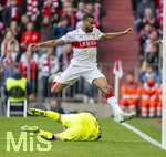 19.04.2026, Fussball Bundesliga 2025/2026, 30.Spieltag, FC Bayern München - VfB Stuttgart, in der Allianz-Arena München, Josha Vagnoman (Stuttgart) springt über Torwart Alexander Nübel (Stuttgart) 