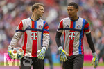 19.04.2026, Fussball Bundesliga 2025/2026, 30.Spieltag, FC Bayern München - VfB Stuttgart, in der Allianz-Arena München, v.li: Torwart Manuel Neuer (FC Bayern München) und Torwart Leonard Prescott (FC Bayern München) beim Aufwärmen. 