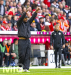 19.04.2026, Fussball Bundesliga 2025/2026, 30.Spieltag, FC Bayern München - VfB Stuttgart, in der Allianz-Arena München, Trainer Vincent Kompany (FC Bayern München) am Spielfeldrand 