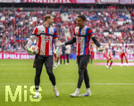 19.04.2026, Fussball Bundesliga 2025/2026, 30.Spieltag, FC Bayern München - VfB Stuttgart, in der Allianz-Arena München, v.li: Torwart Manuel Neuer (FC Bayern München) und Torwart Leonard Prescott (FC Bayern München) beim Aufwärmen. 