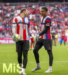 19.04.2026, Fussball Bundesliga 2025/2026, 30.Spieltag, FC Bayern München - VfB Stuttgart, in der Allianz-Arena München, v.li: Torwart Manuel Neuer (FC Bayern München) und Torwart Leonard Prescott (FC Bayern München) beim Aufwärmen. 