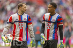 19.04.2026, Fussball Bundesliga 2025/2026, 30.Spieltag, FC Bayern München - VfB Stuttgart, in der Allianz-Arena München, v.li: Torwart Manuel Neuer (FC Bayern München) und Torwart Leonard Prescott (FC Bayern München) beim Aufwärmen. 