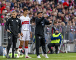 19.04.2026, Fussball Bundesliga 2025/2026, 30.Spieltag, FC Bayern München - VfB Stuttgart, in der Allianz-Arena München, v.li: Chema Andres Baixauli Jose Maria (Stuttgart), Trainer Sebastian Hoeneß (Stuttgart) 