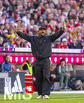 19.04.2026, Fussball Bundesliga 2025/2026, 30.Spieltag, FC Bayern München - VfB Stuttgart, in der Allianz-Arena München, Trainer Vincent Kompany (FC Bayern München) am Spielfeldrand 