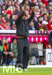 19.04.2026, Fussball Bundesliga 2025/2026, 30.Spieltag, FC Bayern München - VfB Stuttgart, in der Allianz-Arena München, Trainer Vincent Kompany (FC Bayern München) am Spielfeldrand  