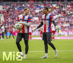 19.04.2026, Fussball Bundesliga 2025/2026, 30.Spieltag, FC Bayern München - VfB Stuttgart, in der Allianz-Arena München, v.li: Torwart Manuel Neuer (FC Bayern München) und Torwart Leonard Prescott (FC Bayern München) beim Aufwärmen. 