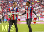 19.04.2026, Fussball Bundesliga 2025/2026, 30.Spieltag, FC Bayern München - VfB Stuttgart, in der Allianz-Arena München, v.li: Torwart Manuel Neuer (FC Bayern München) und Torwart Leonard Prescott (FC Bayern München) beim Aufwärmen. 