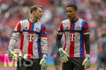 19.04.2026, Fussball Bundesliga 2025/2026, 30.Spieltag, FC Bayern München - VfB Stuttgart, in der Allianz-Arena München, v.li: Torwart Manuel Neuer (FC Bayern München) und Torwart Leonard Prescott (FC Bayern München) beim Aufwärmen. 