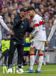 19.04.2026, Fussball Bundesliga 2025/2026, 30.Spieltag, FC Bayern München - VfB Stuttgart, in der Allianz-Arena München, von links:  Trainer Sebastian Hoeneß (Stuttgart), Atakan Karazor (Stuttgart) 