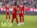 19.04.2026, Fussball Bundesliga 2025/2026, 30.Spieltag, FC Bayern München - VfB Stuttgart, in der Allianz-Arena München, v.li: Michael Olise (FC Bayern München) und Harry Kane (FC Bayern München) beim Freistoss.