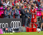 19.04.2026, Fussball Bundesliga 2025/2026, 30.Spieltag, FC Bayern München - VfB Stuttgart, in der Allianz-Arena München, Ausgewechselt, re: Alphonso Davies (FC Bayern München) shakehands mit Sportdirektor Christoph Freund (Bayern München) und dem Staff 
