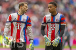 19.04.2026, Fussball Bundesliga 2025/2026, 30.Spieltag, FC Bayern München - VfB Stuttgart, in der Allianz-Arena München, v.li: Torwart Manuel Neuer (FC Bayern München) und Torwart Leonard Prescott (FC Bayern München) beim Aufwärmen. 