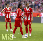 19.04.2026, Fussball Bundesliga 2025/2026, 30.Spieltag, FC Bayern München - VfB Stuttgart, in der Allianz-Arena München, v.li: Michael Olise (FC Bayern München) und Harry Kane (FC Bayern München) beim Freistoss.