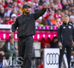 19.04.2026, Fussball Bundesliga 2025/2026, 30.Spieltag, FC Bayern München - VfB Stuttgart, in der Allianz-Arena München, Trainer Vincent Kompany (FC Bayern München) am Spielfeldrand 