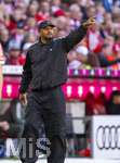 19.04.2026, Fussball Bundesliga 2025/2026, 30.Spieltag, FC Bayern München - VfB Stuttgart, in der Allianz-Arena München, Trainer Vincent Kompany (FC Bayern München) am Spielfeldrand 