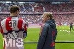 19.04.2026, Fussball Bundesliga 2025/2026, 30.Spieltag, FC Bayern München - VfB Stuttgart, in der Allianz-Arena München, Ein Balljunge des FC Bayern unterhält sich beim Aufwärmen am Spielfeldrand kurz mit Torwart Manuel Neuer (li, FC Bayern München)  