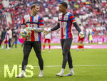 19.04.2026, Fussball Bundesliga 2025/2026, 30.Spieltag, FC Bayern München - VfB Stuttgart, in der Allianz-Arena München, v.li: Torwart Manuel Neuer (FC Bayern München) und Torwart Leonard Prescott (FC Bayern München) beim Aufwärmen. 