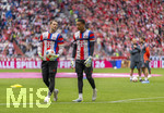 19.04.2026, Fussball Bundesliga 2025/2026, 30.Spieltag, FC Bayern München - VfB Stuttgart, in der Allianz-Arena München, v.li: Torwart Manuel Neuer (FC Bayern München) und Torwart Leonard Prescott (FC Bayern München) beim Aufwärmen. 
