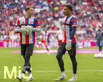 19.04.2026, Fussball Bundesliga 2025/2026, 30.Spieltag, FC Bayern München - VfB Stuttgart, in der Allianz-Arena München, v.li: Torwart Manuel Neuer (FC Bayern München) und Torwart Leonard Prescott (FC Bayern München) beim Aufwärmen. 