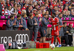 19.04.2026, Fussball Bundesliga 2025/2026, 30.Spieltag, FC Bayern München - VfB Stuttgart, in der Allianz-Arena München, Ausgewechselt, re: Alphonso Davies (FC Bayern München) shakehands mit Sportdirektor Christoph Freund (Bayern München) und dem Staff 
