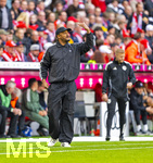 19.04.2026, Fussball Bundesliga 2025/2026, 30.Spieltag, FC Bayern München - VfB Stuttgart, in der Allianz-Arena München, Trainer Vincent Kompany (FC Bayern München) am Spielfeldrand  