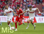 19.04.2026, Fussball Bundesliga 2025/2026, 30.Spieltag, FC Bayern München - VfB Stuttgart, in der Allianz-Arena München, v.li: Jamie Leweling (Stuttgart), Michael Olise (FC Bayern München) gegen Ramon Hendriks (Stuttgart) 