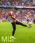 19.04.2026, Fussball Bundesliga 2025/2026, 30.Spieltag, FC Bayern München - VfB Stuttgart, in der Allianz-Arena München, Torwart Manuel Neuer (FC Bayern München) beim Aufwärmen mit Ballgefühl.