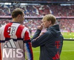 19.04.2026, Fussball Bundesliga 2025/2026, 30.Spieltag, FC Bayern München - VfB Stuttgart, in der Allianz-Arena München, Ein Balljunge des FC Bayern unterhält sich beim Aufwärmen am Spielfeldrand kurz mit Torwart Manuel Neuer (li, FC Bayern München) 